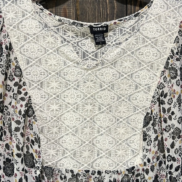 Torrid Floral Flutter Sleeves Blouse 1 1X Black White Lace Semi Sheer Top - Picture 3 of 8